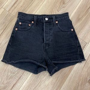 BLACK LEVI’S RIBCAGE SHORT SIZE 23